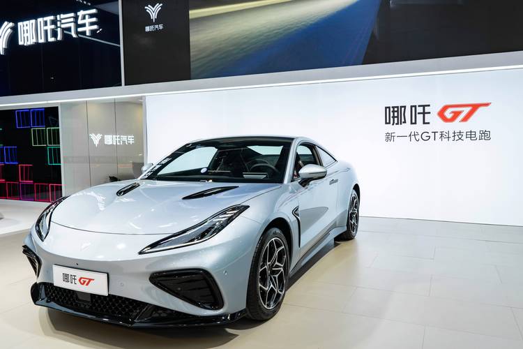 佛山154哪吒汽车在智能汽车领域的表现，领途汽车在新能源汽车市场中的影响力